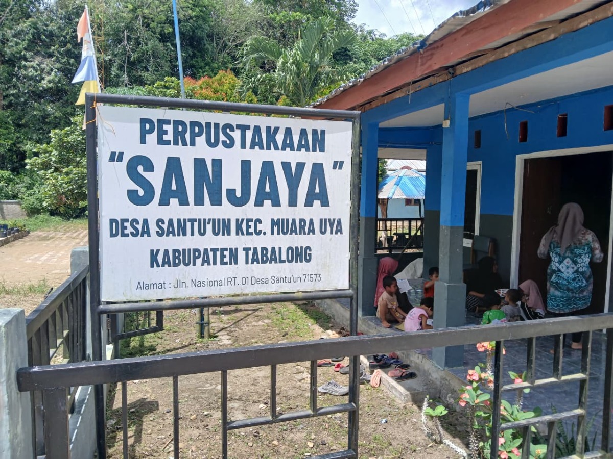 Keceriaan Anak-Anak dalam Kegiatan Literasi Perpustakaan Desa Santuun