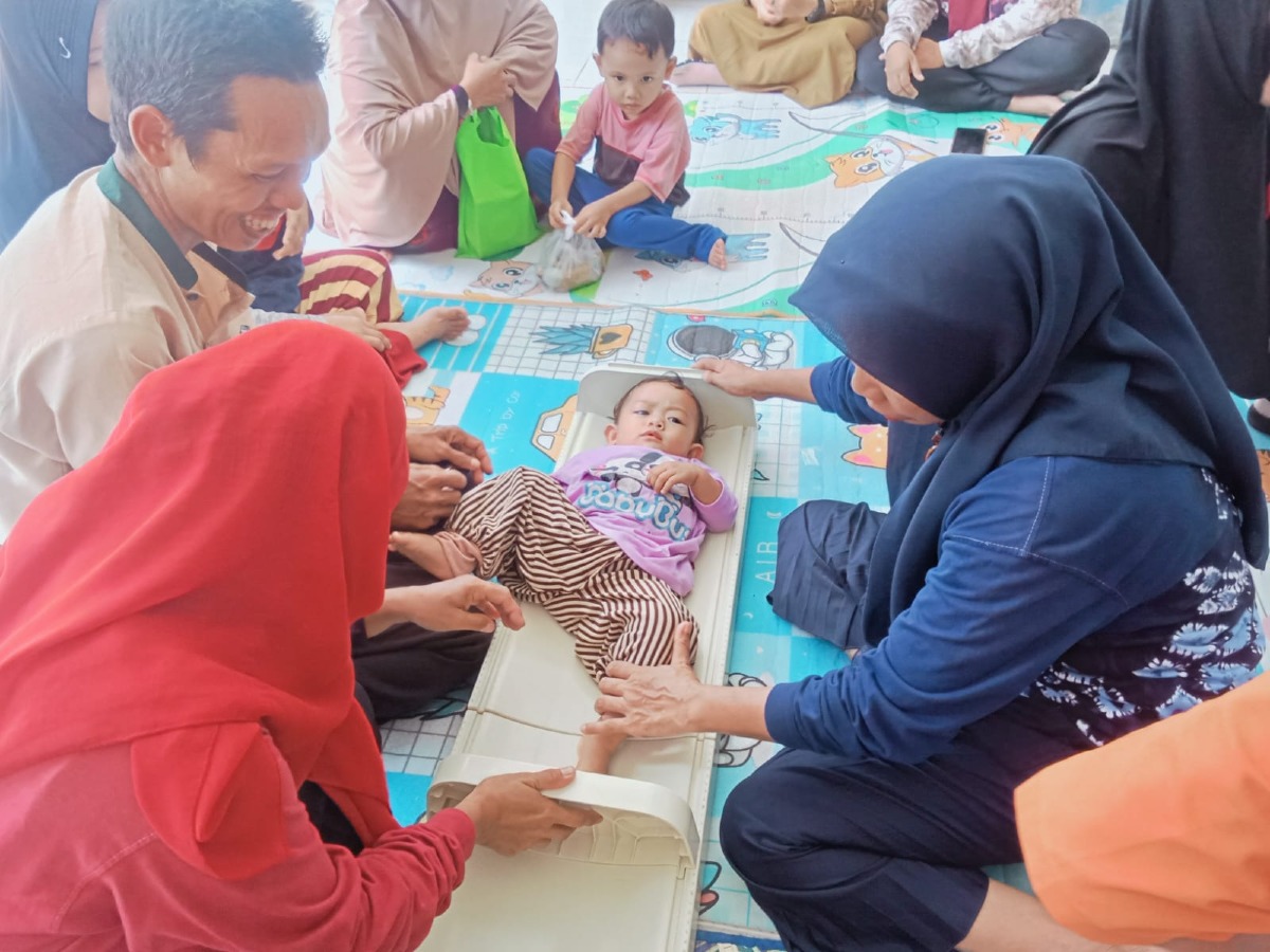 Ibu dan Balita Antusias Ikuti Posyandu di Cempaka II Desa Kambitin Demi Masa Depan Anak Sehat