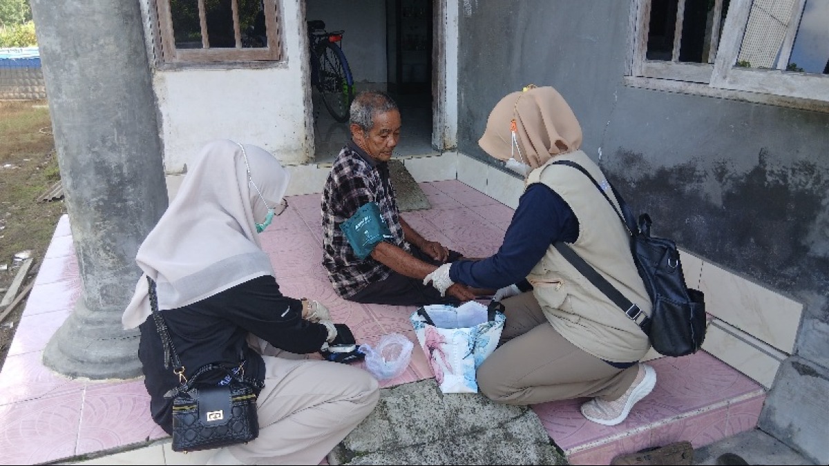Cek Kesehatan Gratis di Rumah, Para Lansia di Desa Kambitin Ikuti Program Homecare Puskesmas Hikun