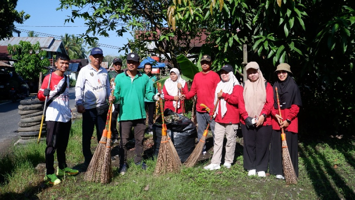 Lintas Desa, Satu Aksi: Aparat Desa Kambitin Dukung Gema Jalin di Desa Sungai Pimping