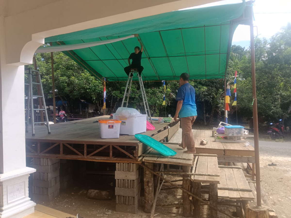 Pemasangan Tirai Panggung untuk acara ultah Desa yang ke-26