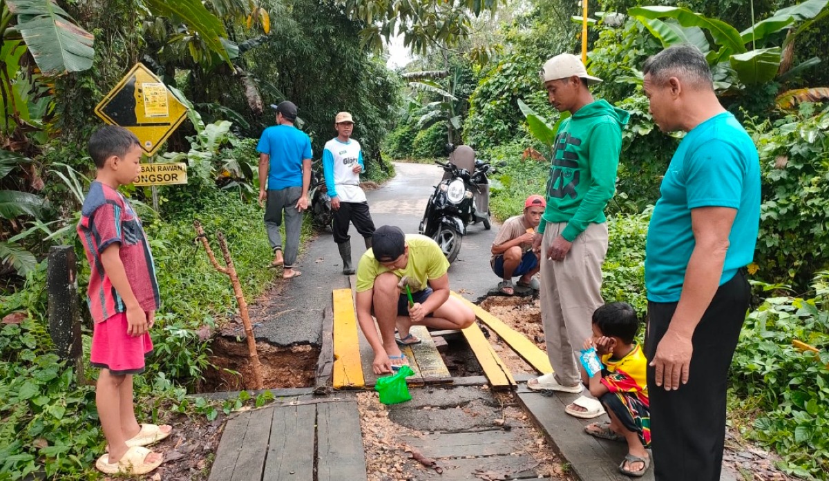 Akibat Air Sungai Deras dan Meluap Mengakibatkan Jembatan Keliang Tapah Hampir Ambruk
