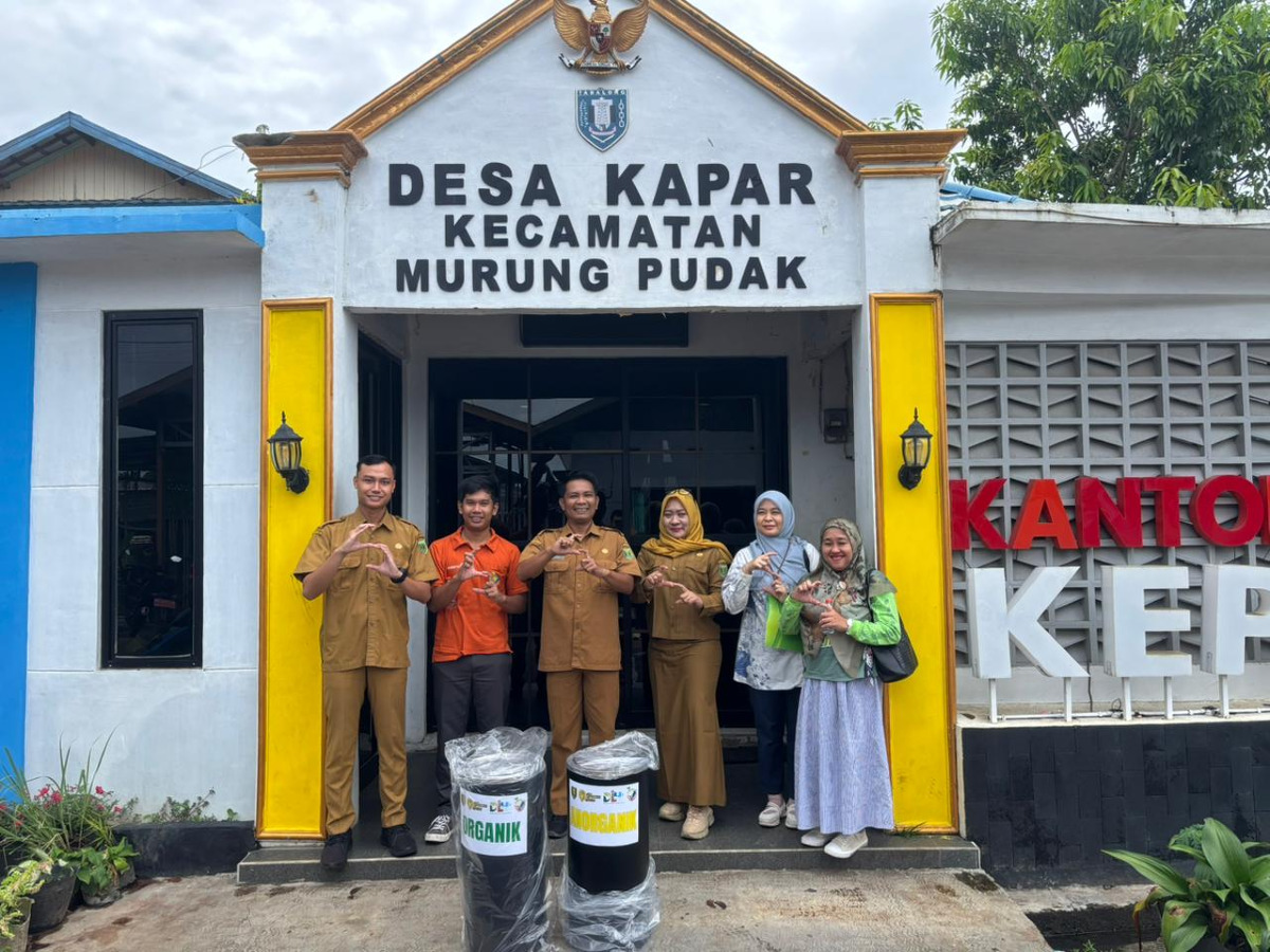 DLH Laksanakan Pembinaan ProKlim dan Serahkan Tempat Sampah di Desa Kapar