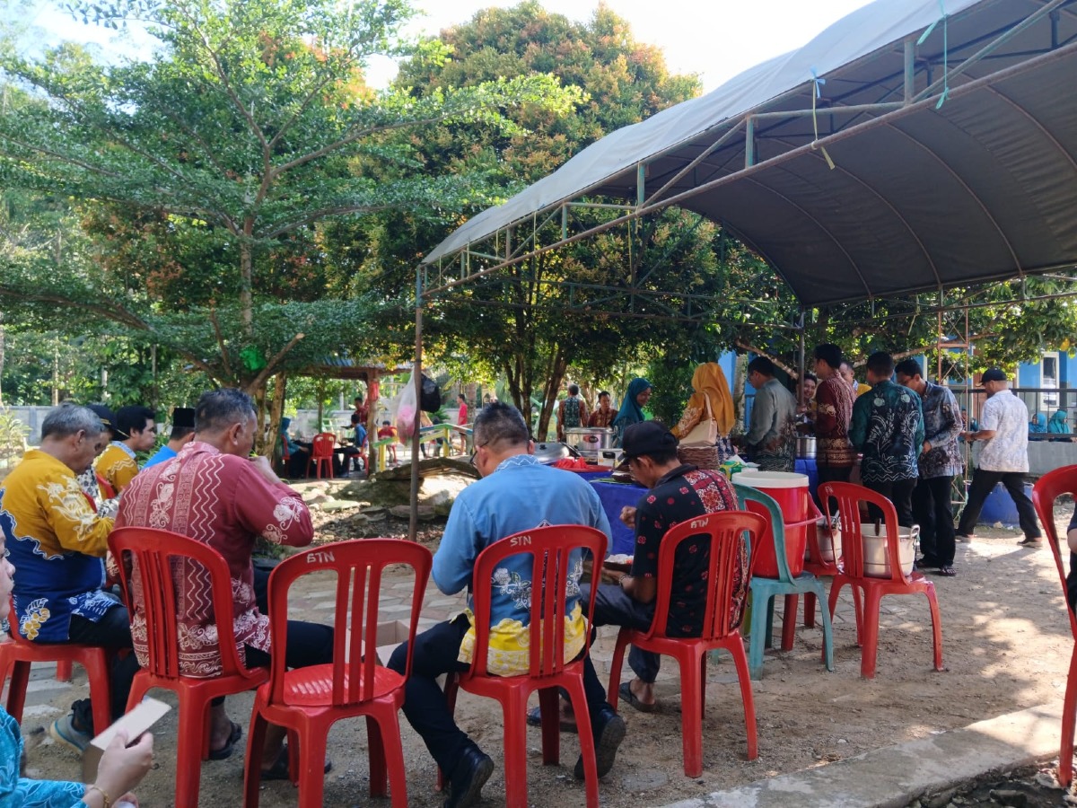 Keseruan menikmati sajian prasmanan di RTH Desa Santuun