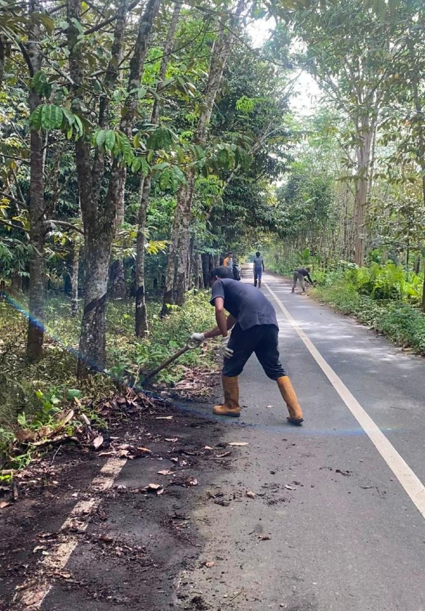 Gotong Royong Pembersihan Jalan Desa Garagata RT.05 ke RT.06 Arah Wisata Goa Liang Tapah
