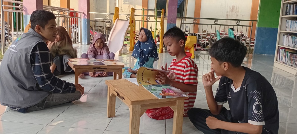 Tumbuhkan Budaya Literasi Sejak Dini di Desa Wayau Melalui Kegiatan Membaca Bersama