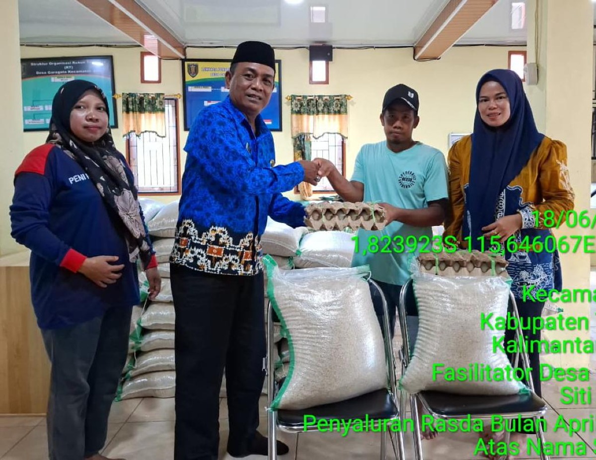 Kepala Desa dan Fasilitator Desa Garagata Mendampingi Penyaluran Bansos Pangan Daerah (RASDA) 