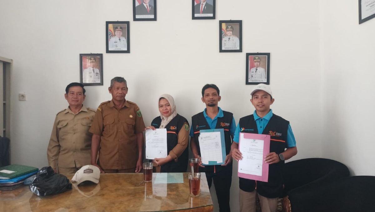 Petugas BPS lakukan Konfirmasi Sensus Ekonomi di Kantor  Desa Nawin Kecamatan Haruai