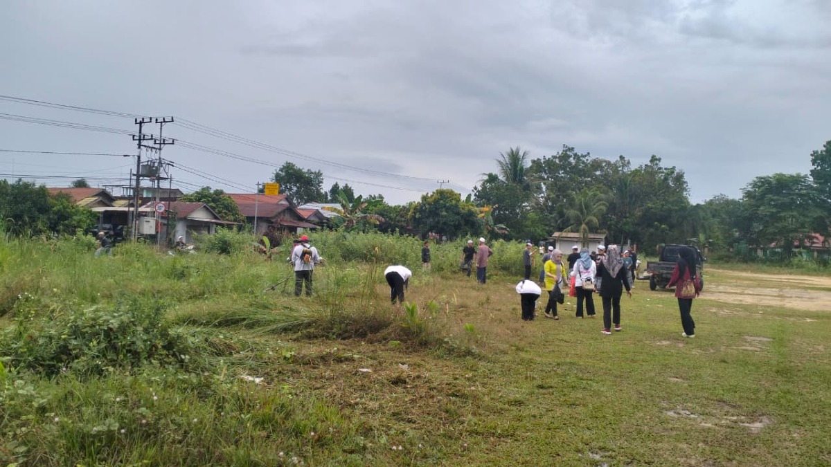Gotong Royong Membersihkan Lapangan Bola
