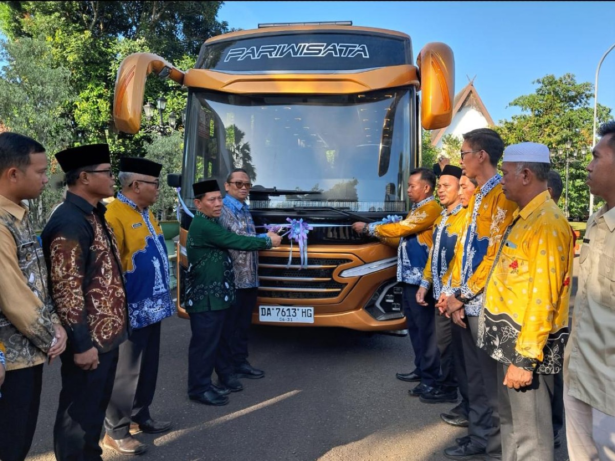 Bupati Tabalong Resmikan Unit Usaha Sewa Bus BUMDesma Kecamatan Muara Uya