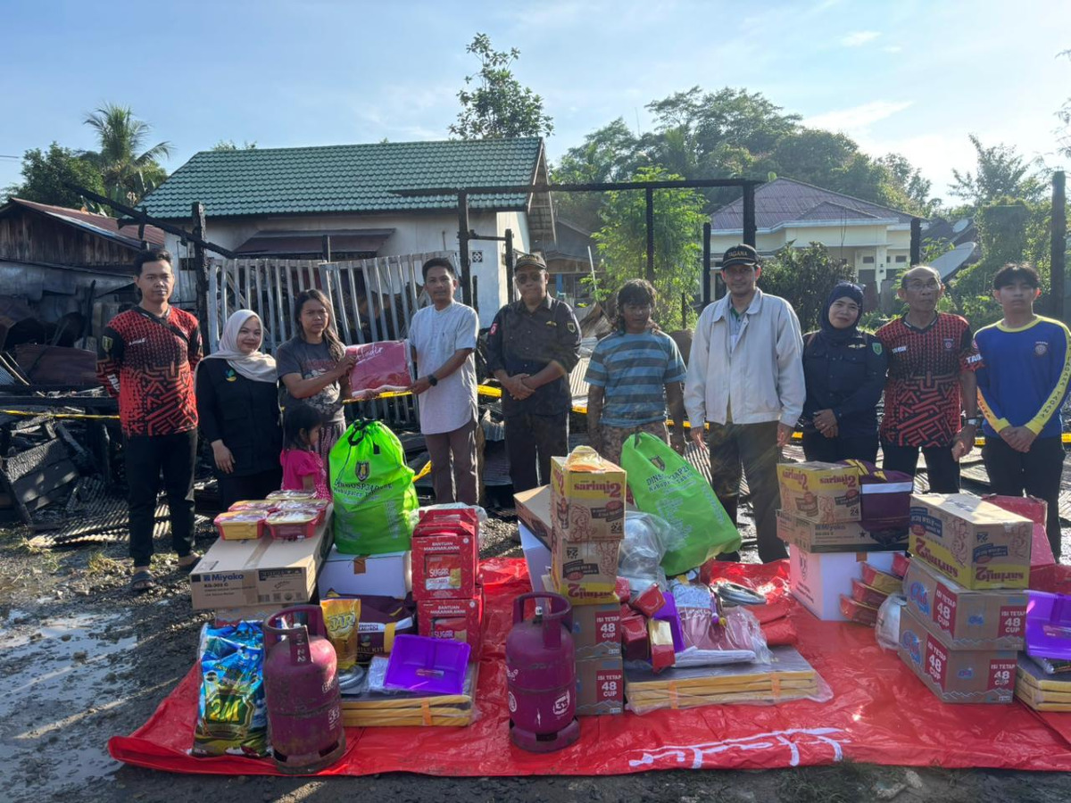 Pemerintah Desa Kapar Bersama DinsosP3AP2KB Salurkan Bantuan Sosial kepada Korban Kebakaran d RT.11 Desa Kapar