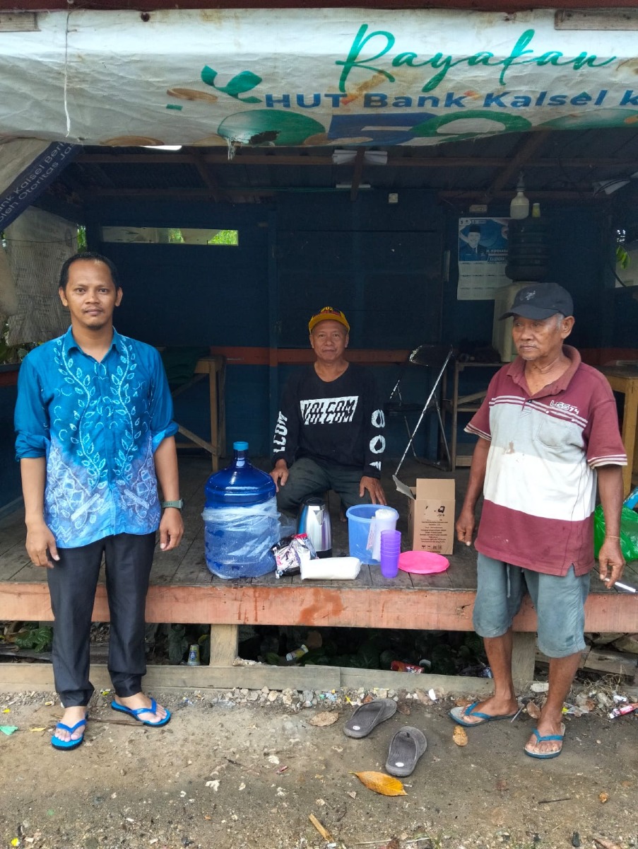 Penyerahan bantuan untuk kegiatan POS KAMLING