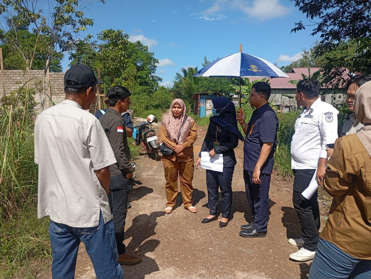 Pemerintah Desa Kapar Dampingi Tim BPN Laksanakan Pengukuran Tanah di Jalan Kadaman RT.010