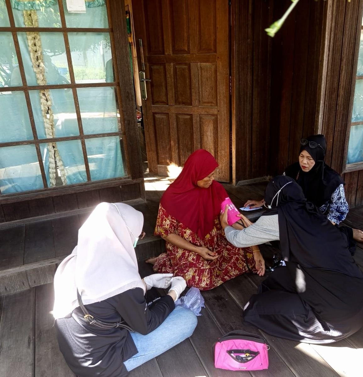 Homecare Kembali Hadir di Desa Wayau, Warga Sambut Antusias