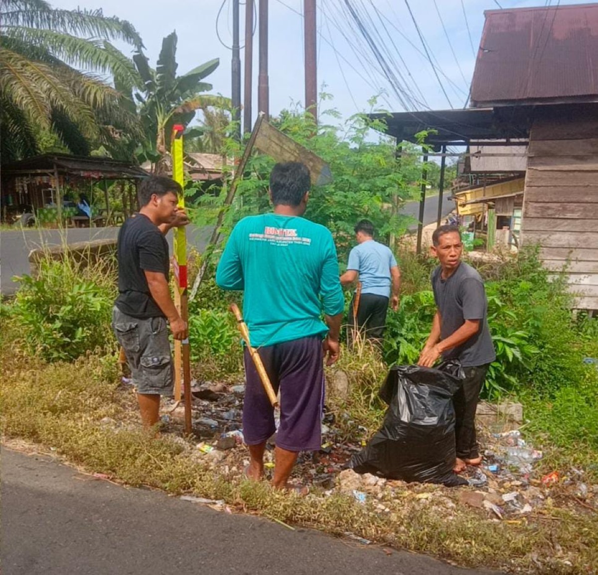 Gotong Royong Pembersihan Lingkungan dan Pemasangan Spanduk Larangan Membuang Sampah Sembarangan