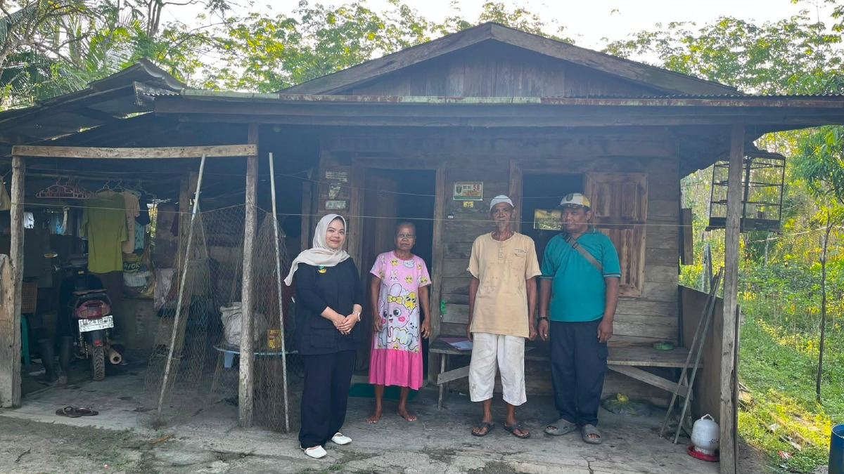Fasilitator Desa Kapar dan Ketua RT 10 Lakukan Verifikasi Lapangan Calon Penerima Program Bedah Rumah