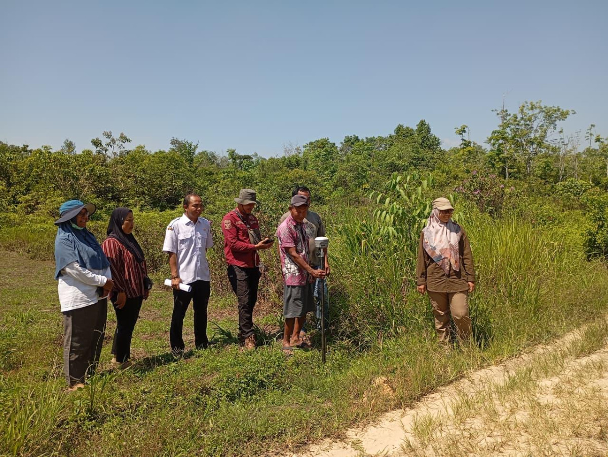 Tim Pengukuran Tanah Desa Kapar Dampingi Verifikasi Pengukuran Lahan Warga untuk Penerbitan Sertifikat Hak Milik
