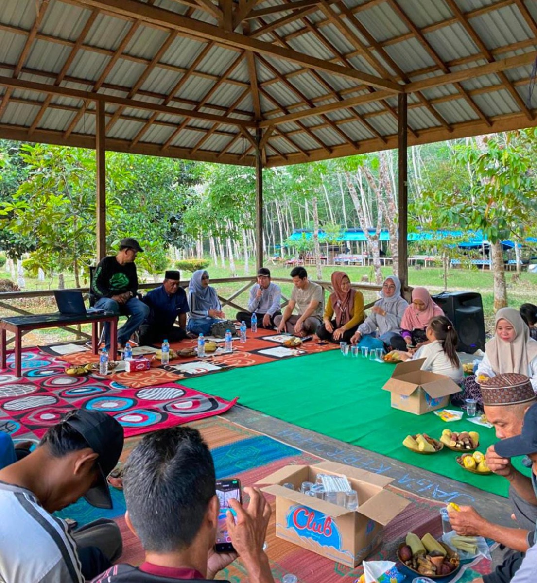 Pemberian Motivasi kepada semua unsur instansi maupun kelompok di desa Garagata oleh Bapak Ir. Bambang Irianto