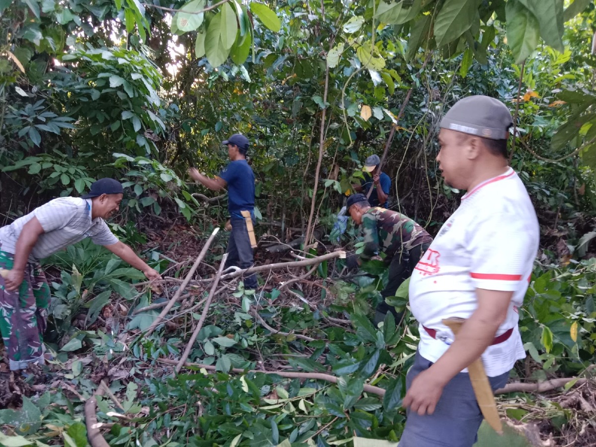 Warga Desa Wayau Gotong Royong Siapkan Lahan Posko Baru UPBS Pandawa