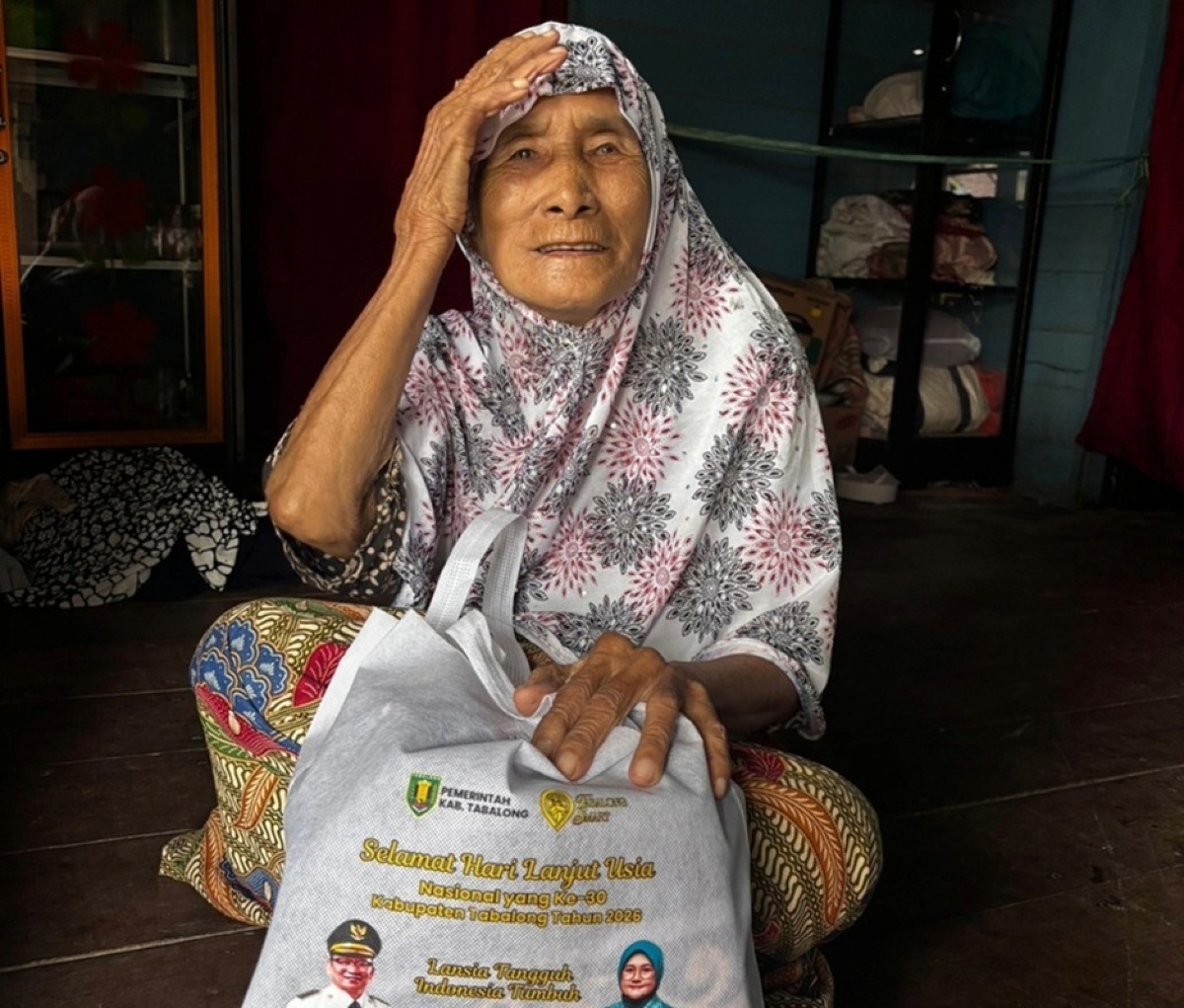 Semarak Hari Lanjut Usia ke-30, Pemerintah Desa Tanta Salurkan Bantuan untuk 10 Lansia dari Pemkab Tabalong