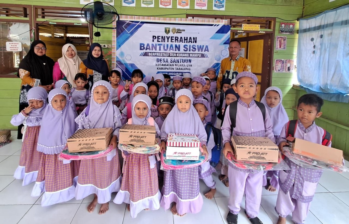 Penyerahan Bantuan Siswa Berprestasi dan Kurang Mampu di TK Tunas Jaya Desa Santuun Berlangsung Penuh Kebahagiaan
