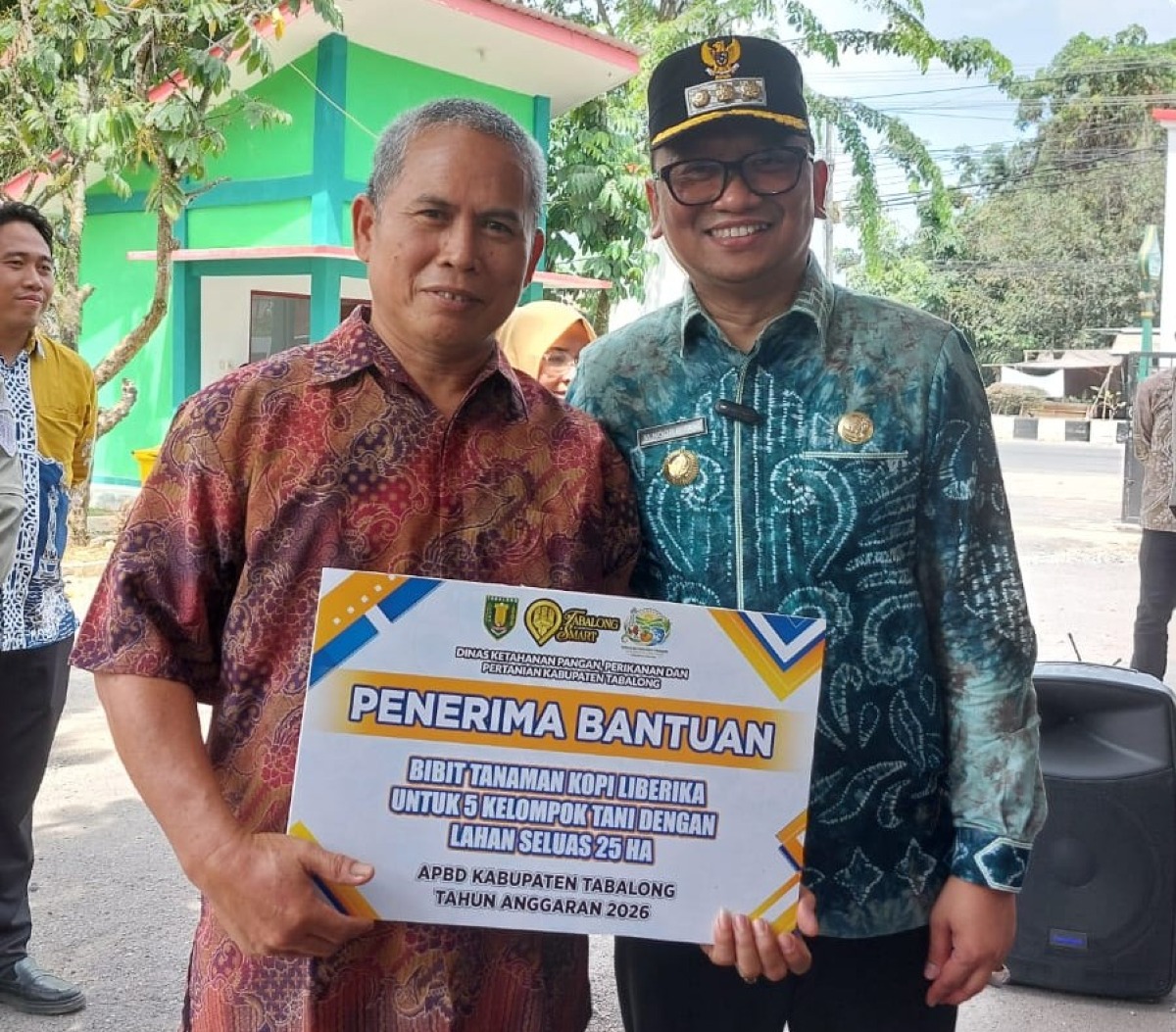 Bibit Kopi Liberika Diserahkan, Lima Kelompok Tani Desa Wayau Siap Kembangkan 25 Hektare Lahan