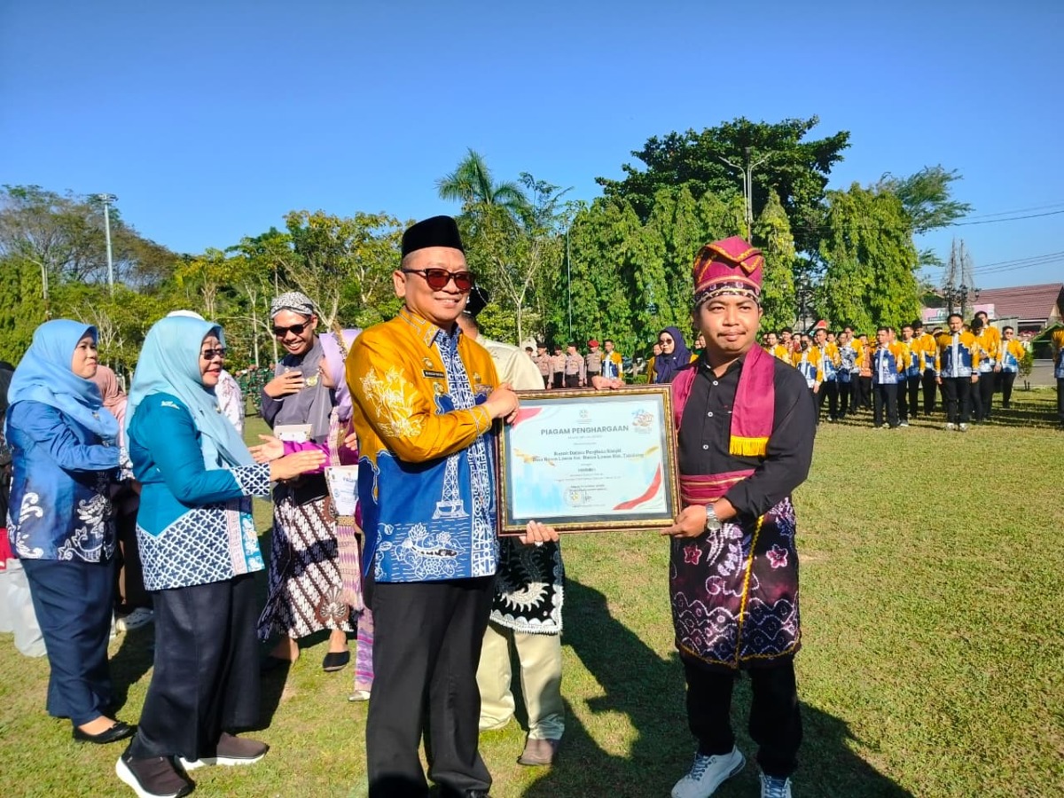 PENYERAHAN PIAGAM PENGHARGAAN RDK PENGHULU RASYID SEBAGAI TERBAIK I APRESIASI RUMAH DATA KEPENDUDUKAN TINGKAT KABUPATEN TABALONG TAHUN 2026