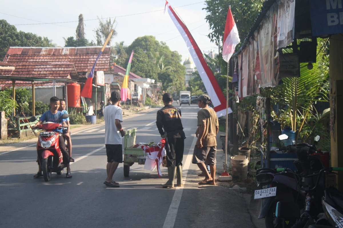 Semangat Gotong Royong Warnai Persiapan HUT RI Ke 81 di Desa Wayau