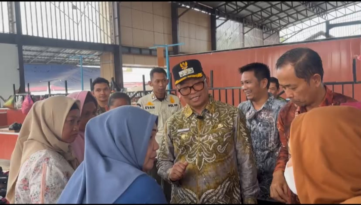 Bupati Tabalong H. Fani Serap Aspirasi Pedagang Saat Kunjungi Pasar Kapar