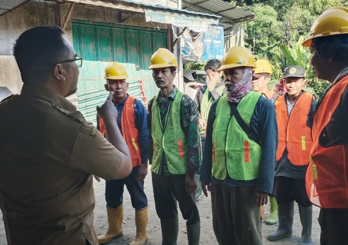 Warga Wayau Bersihkan Sungai Kalahang Lewat Program Kementerian PU