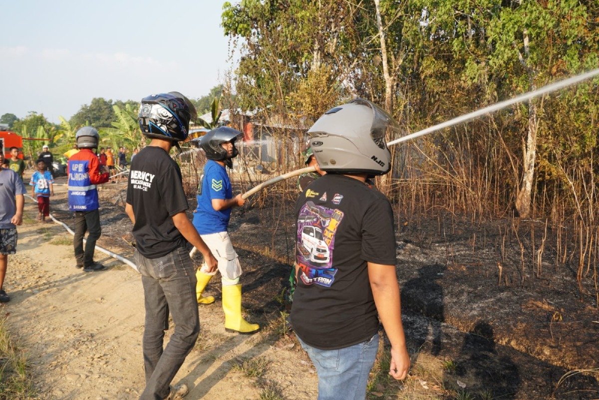 Kebakaran Lahan 2 Hektare di RT .1 Wayau Berhasil Dipadamkan, Warga Diimbau Waspada Saat Musim Kemarau