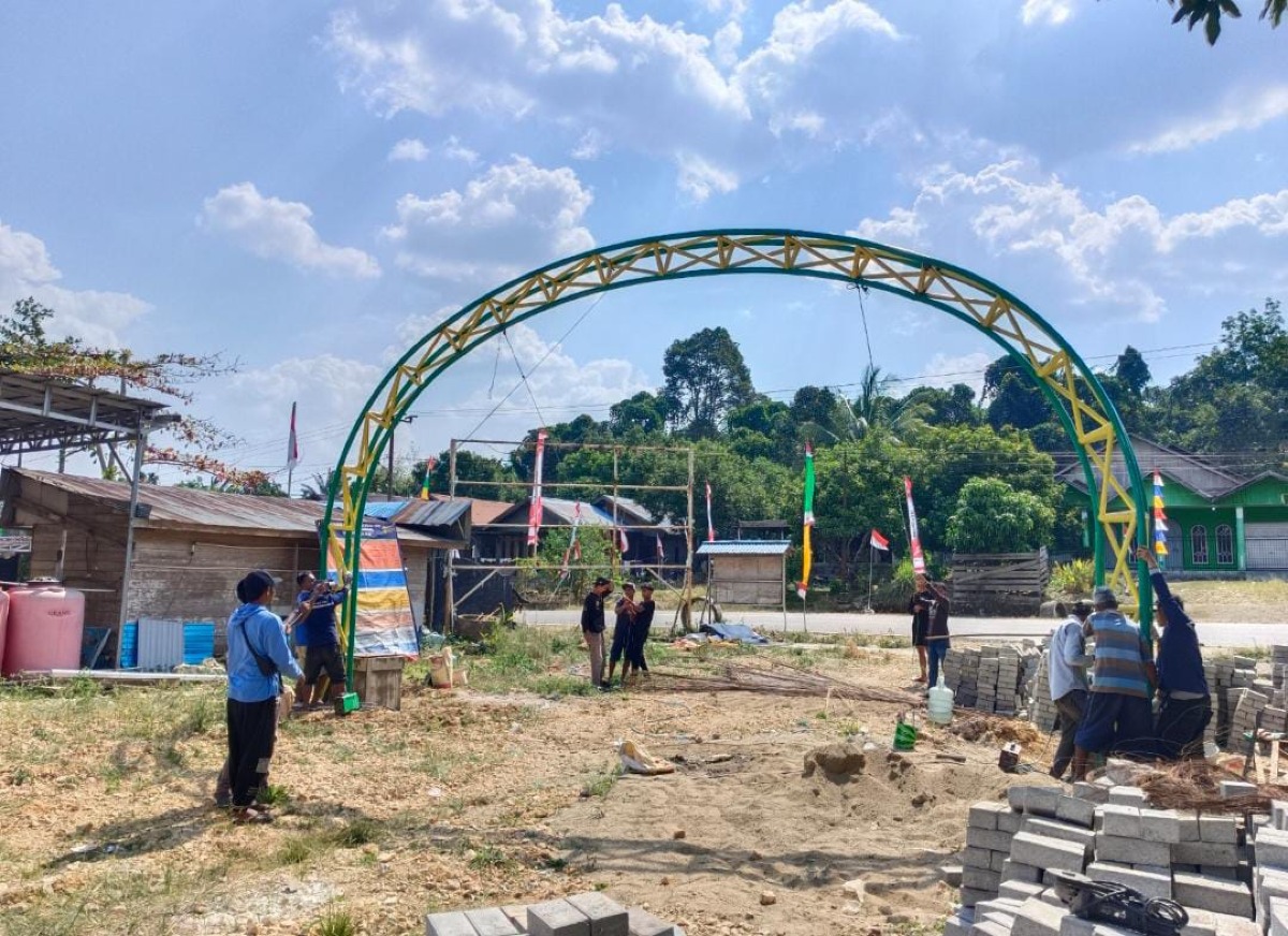 Pemasangan Gerbang Taman RTH SMART Desa Garagata
