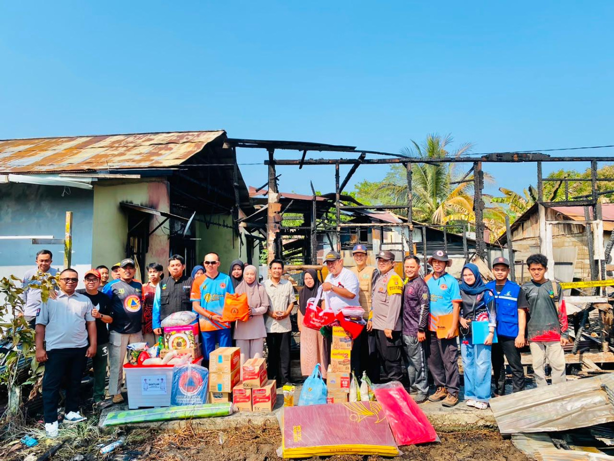 Pemdes Kapar Bersama Pemkab Tabalong Salurkan Bantuan untuk Korban Kebakaran di RT.006