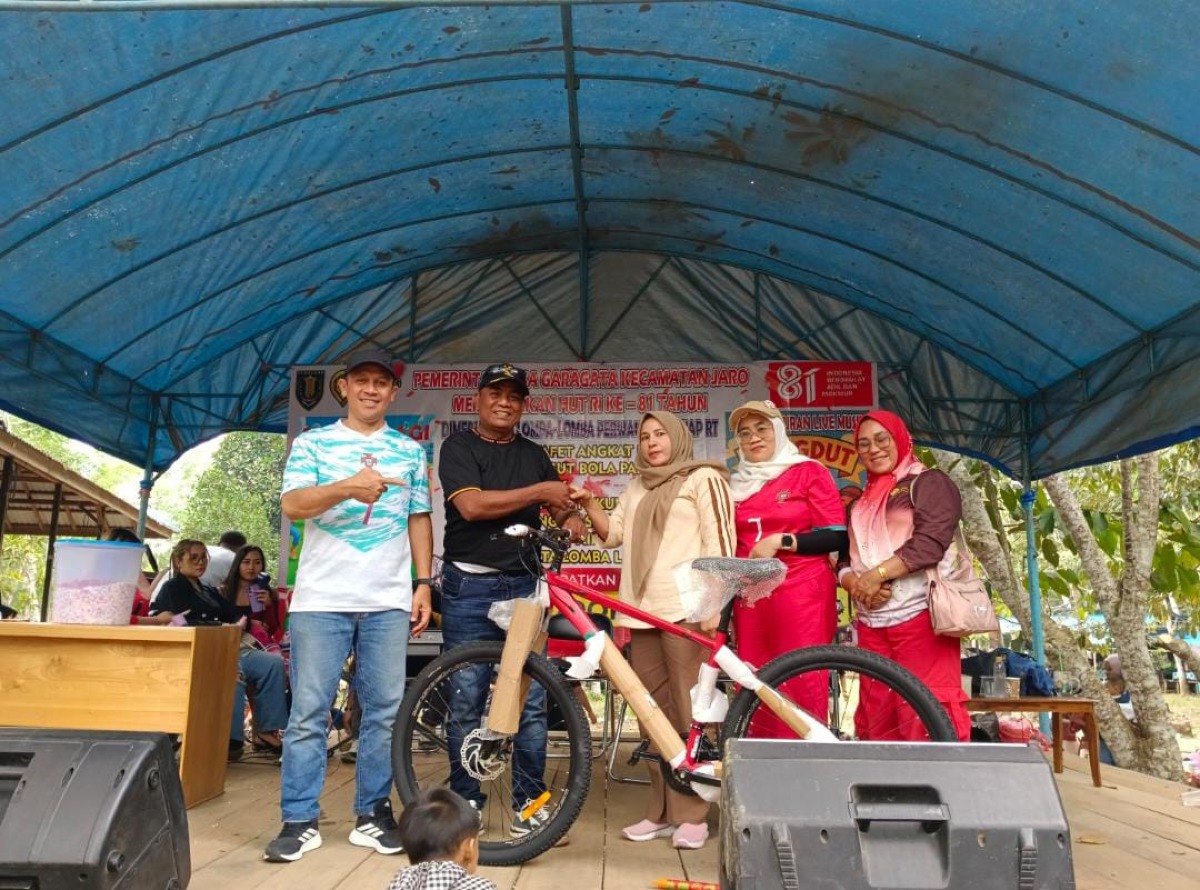 Camat Jaro dan Kepala Desa Garagata menyerahkan Hadiah Utama Undiah Kegiatan HUT RI Ke 81 Desa Garagata