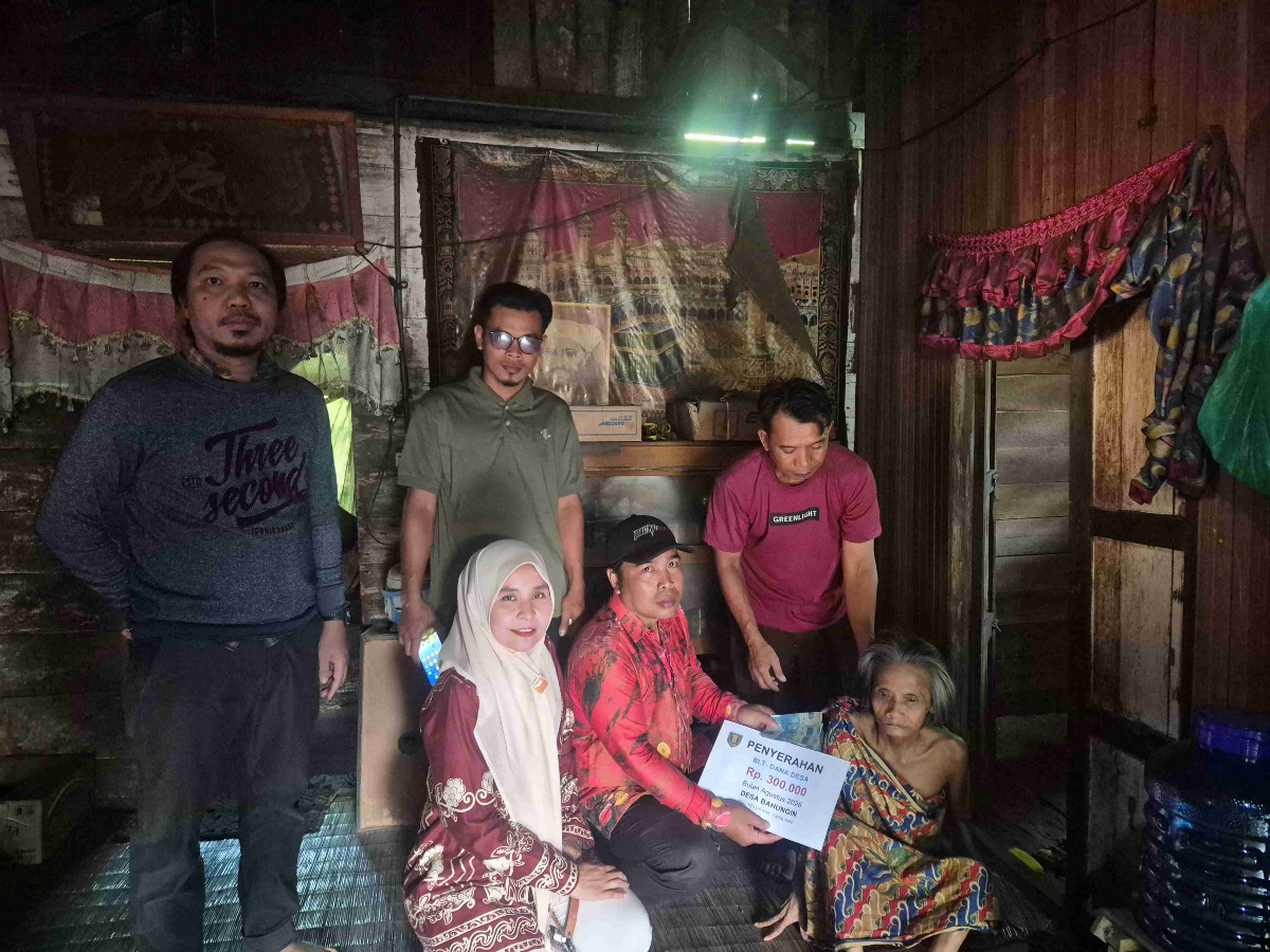 PEMBAGIAN BLT-DD LANGSUNG KERUMAH WARGA