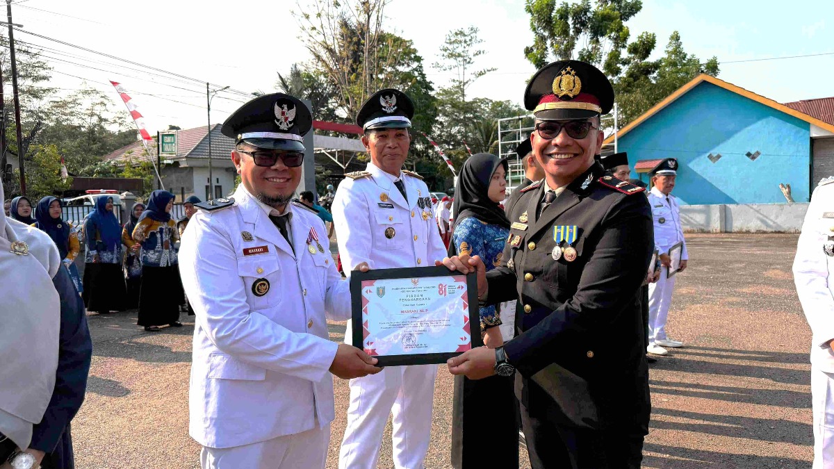 Usai Upacara HUT ke-81 RI, Kecamatan Tanjung Serahkan Sejumlah Penghargaan