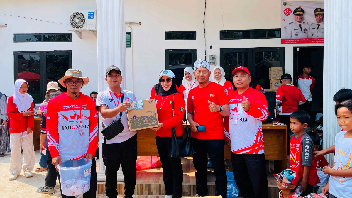 PEMBAGIAN HADIAH JALAN SANTAI OLEH BAPAK CAMAT KELUA