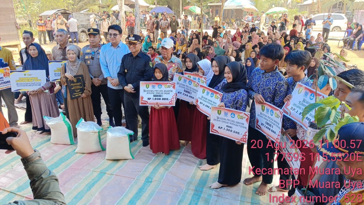 Bupati Tabalong Salurkan Berbagai Bantuan kepada Masyarakat Desa Salikung dalam Kegiatan Bunga Desa