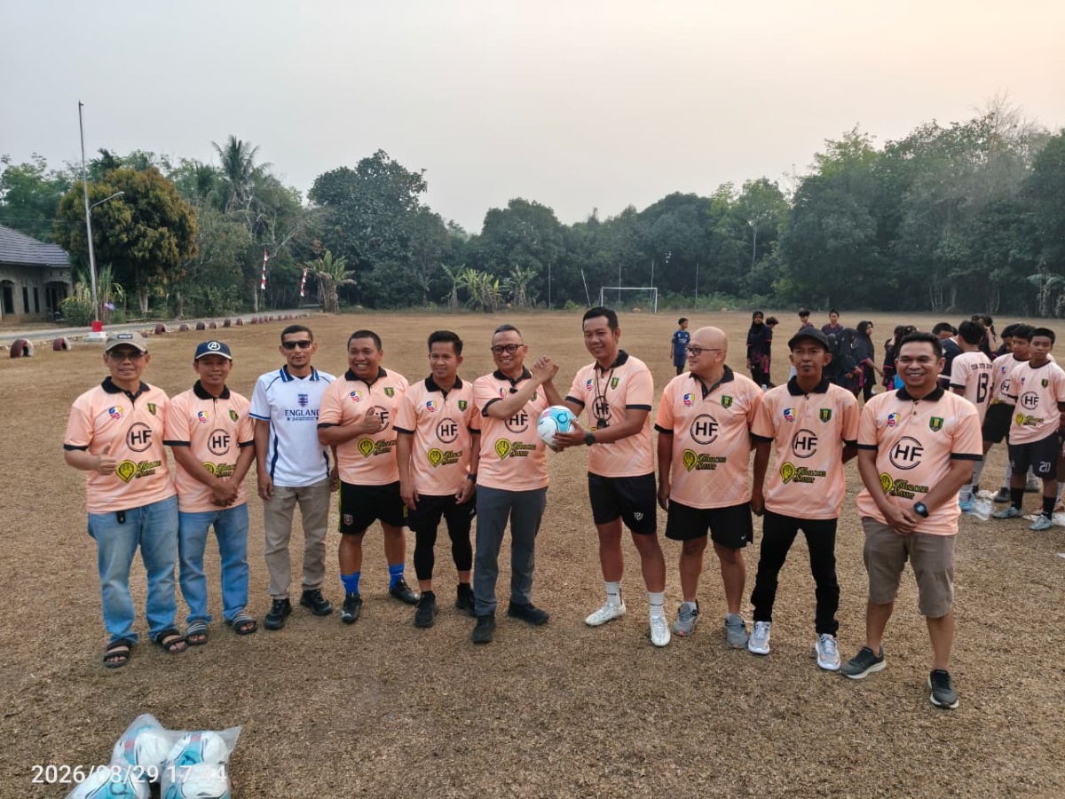Dukung Bibit Muda Sepak Bola Desa Tanta, Bupati Tabalong Serahkan Bantuan Jersey dan Bola untuk SSB Tanta Junior
