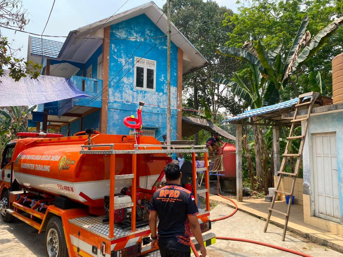Respon Cepat Pemdes Kapar Bersama BPBD Tabalong Atasi Kekeringan, Dua Tangki Air Bersih Dikerahkan ke RT 013