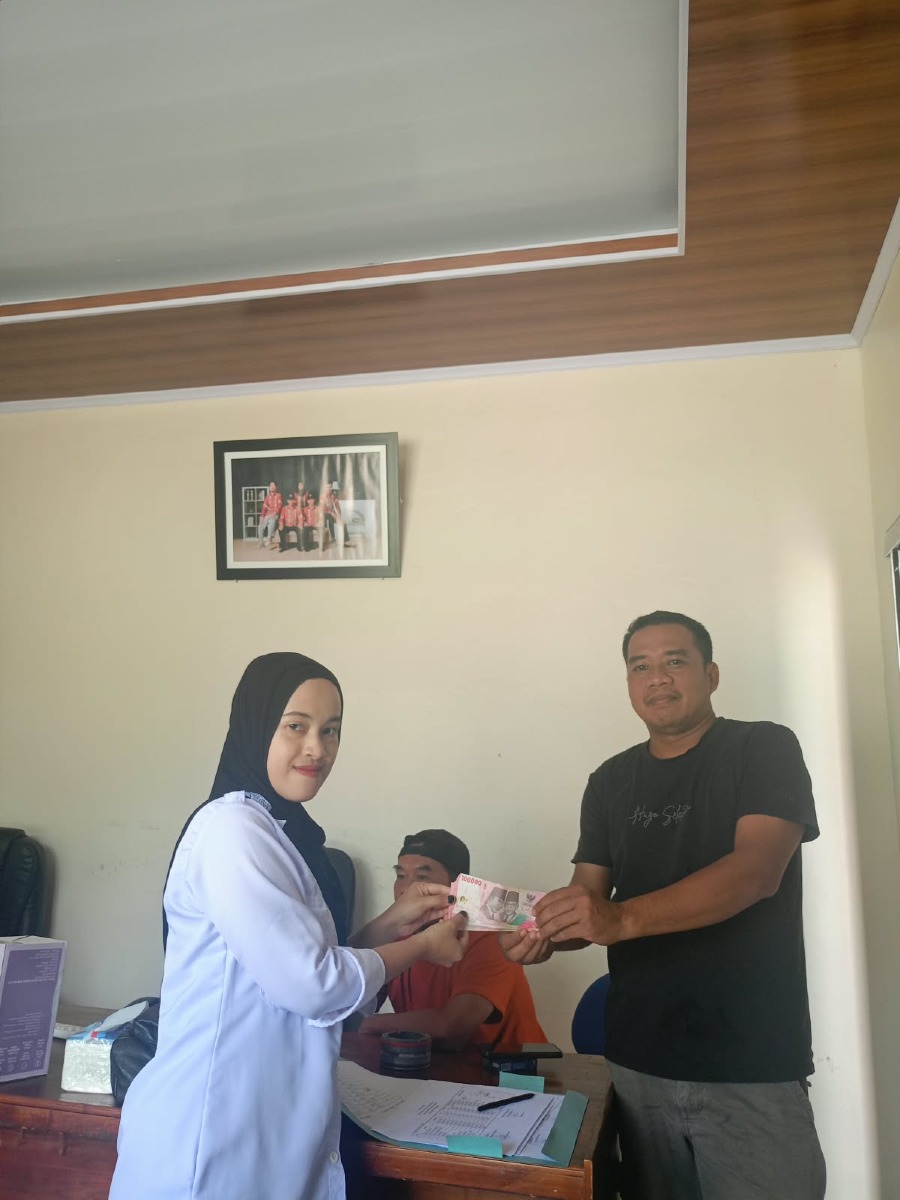 Pemdes Nawin Serahkan Bantuan Dana Lomba kepada 11 Ketua RT