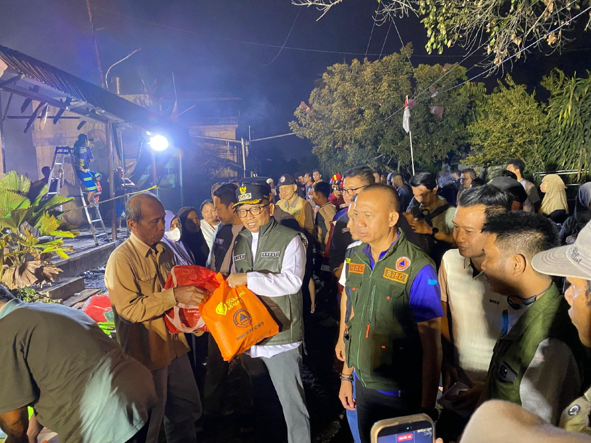 Bupati Tabalong Serahkan Bantuan Langsung bagi Korban Kebakaran di RT.07 Desa Kapar
