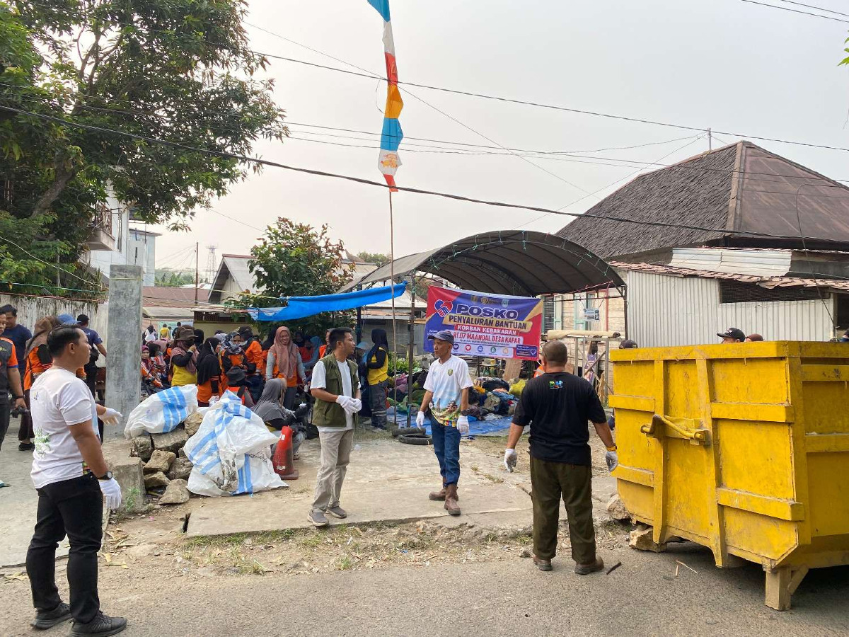 Gema Jalin Bersama Bersihkan Puing Kebakaran di Jalan Monalisa RT.07 Desa Kapar