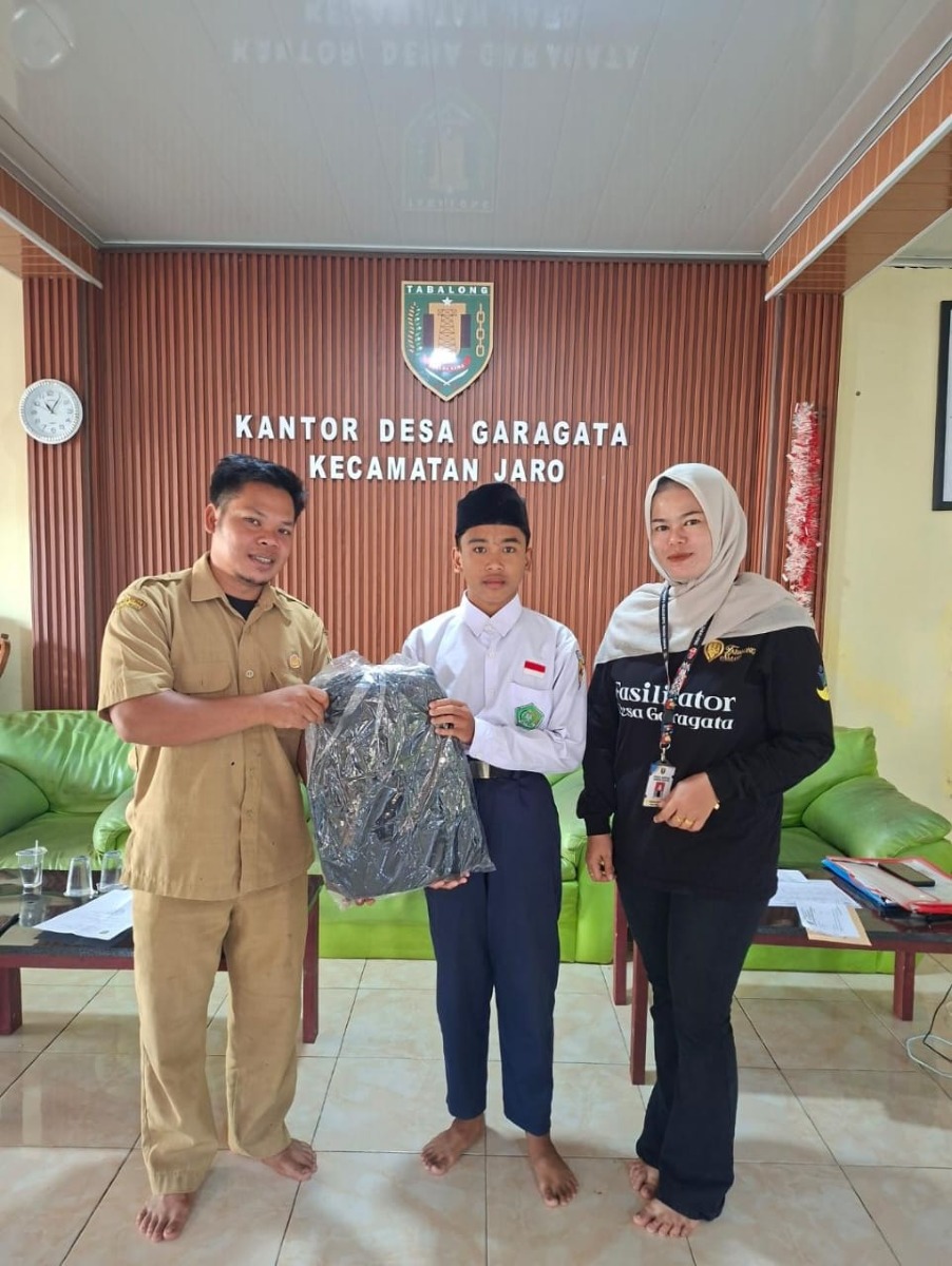 Penyerahan Tas Hari Anak dari DINSOSP3AP2KB