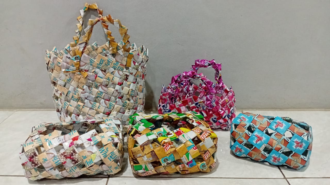 Tas Anyaman Daur ulang Kreatif Produk Unggulan Desa Wayau