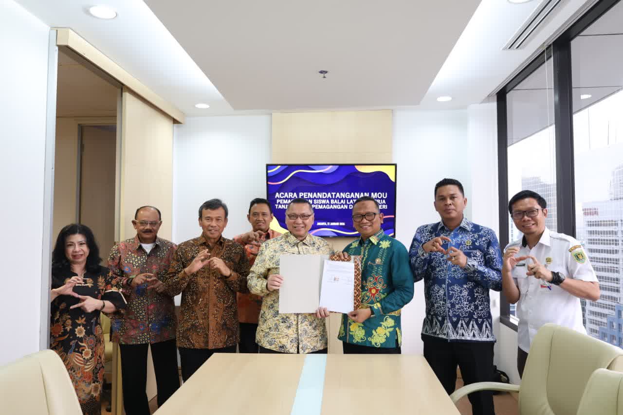 Pemerintah Kabupaten Tabalong menjalin kerja sama dengan pihak swasta dalam program pemagangan kerja sebagai upaya peningkatan sumber daya manusia lokal. Salah satunya dilakukan bersama PT Demitra Kar