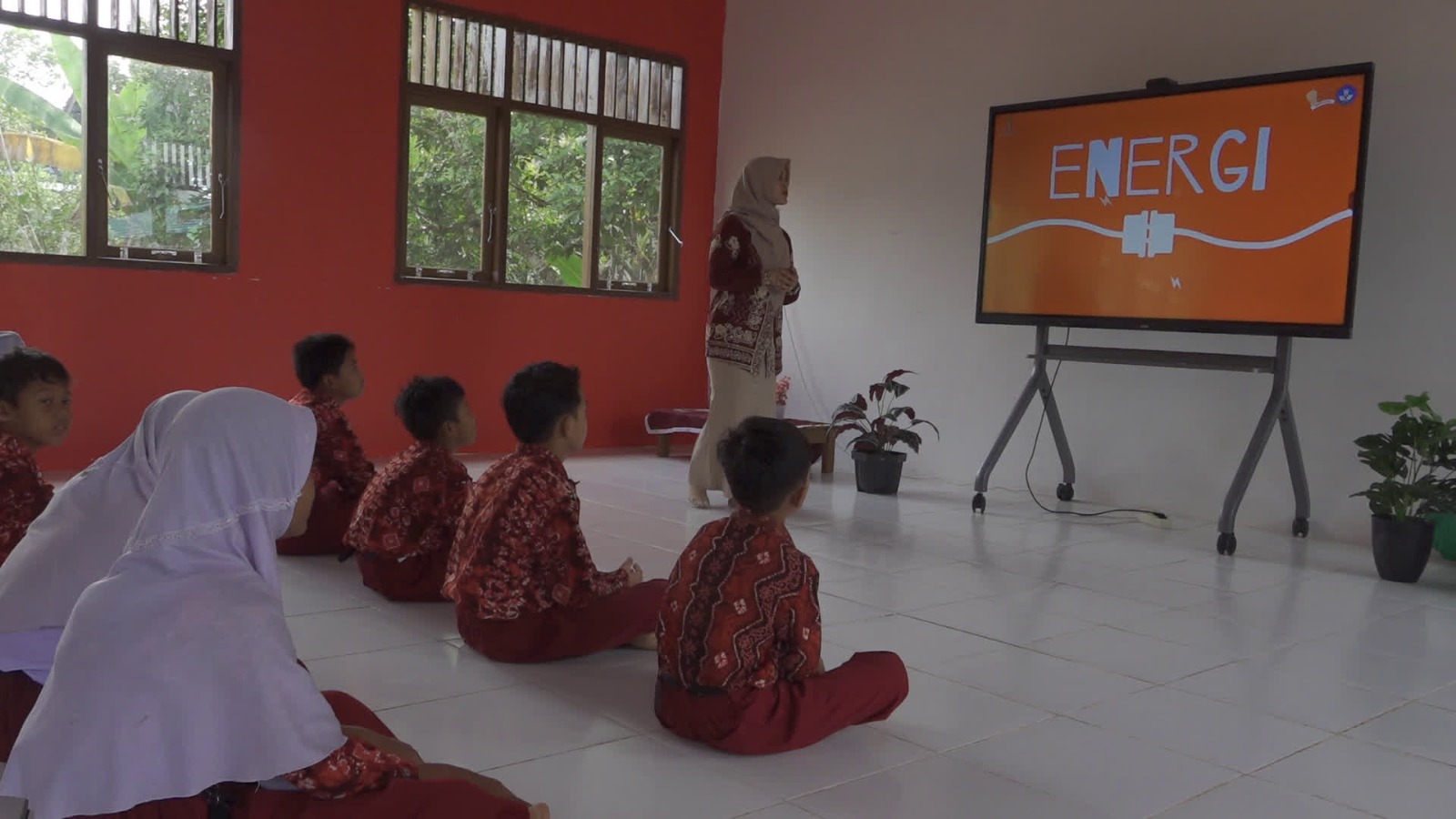 SDN Wikau Terima Bantuan Smart TV, Pembelajaran Kian Inovatif dan Menyenangkan