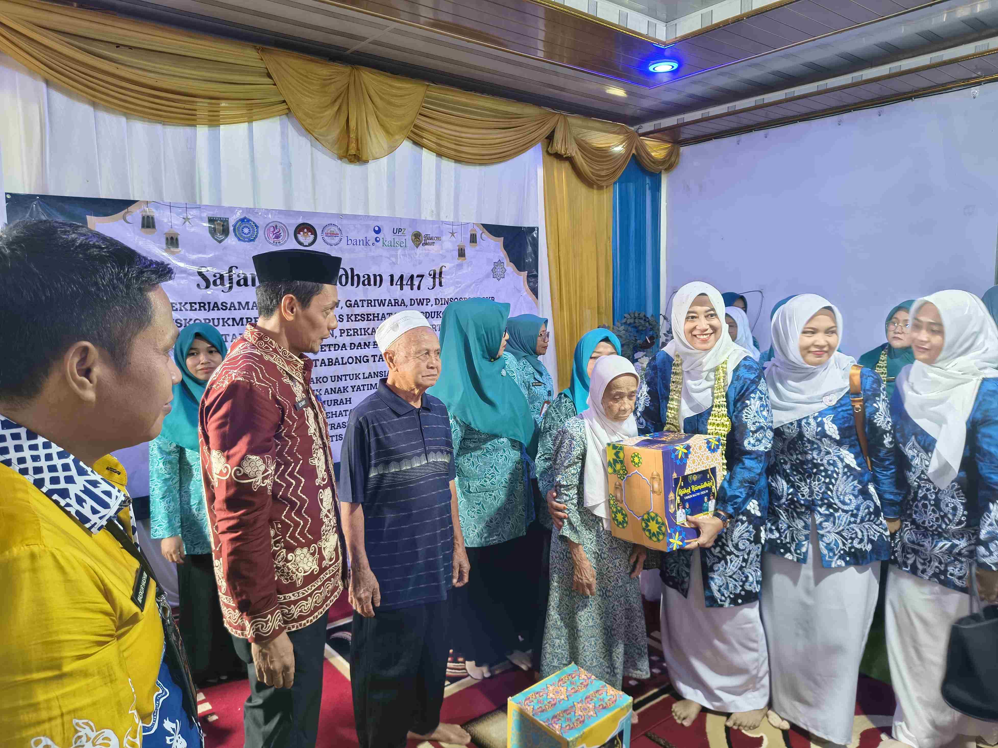 Sinergi Dinsos P3AP2KB dan Organisasi Wanita Tabalong Salurkan Paket Sembako Lansia di 12 Kecamatan