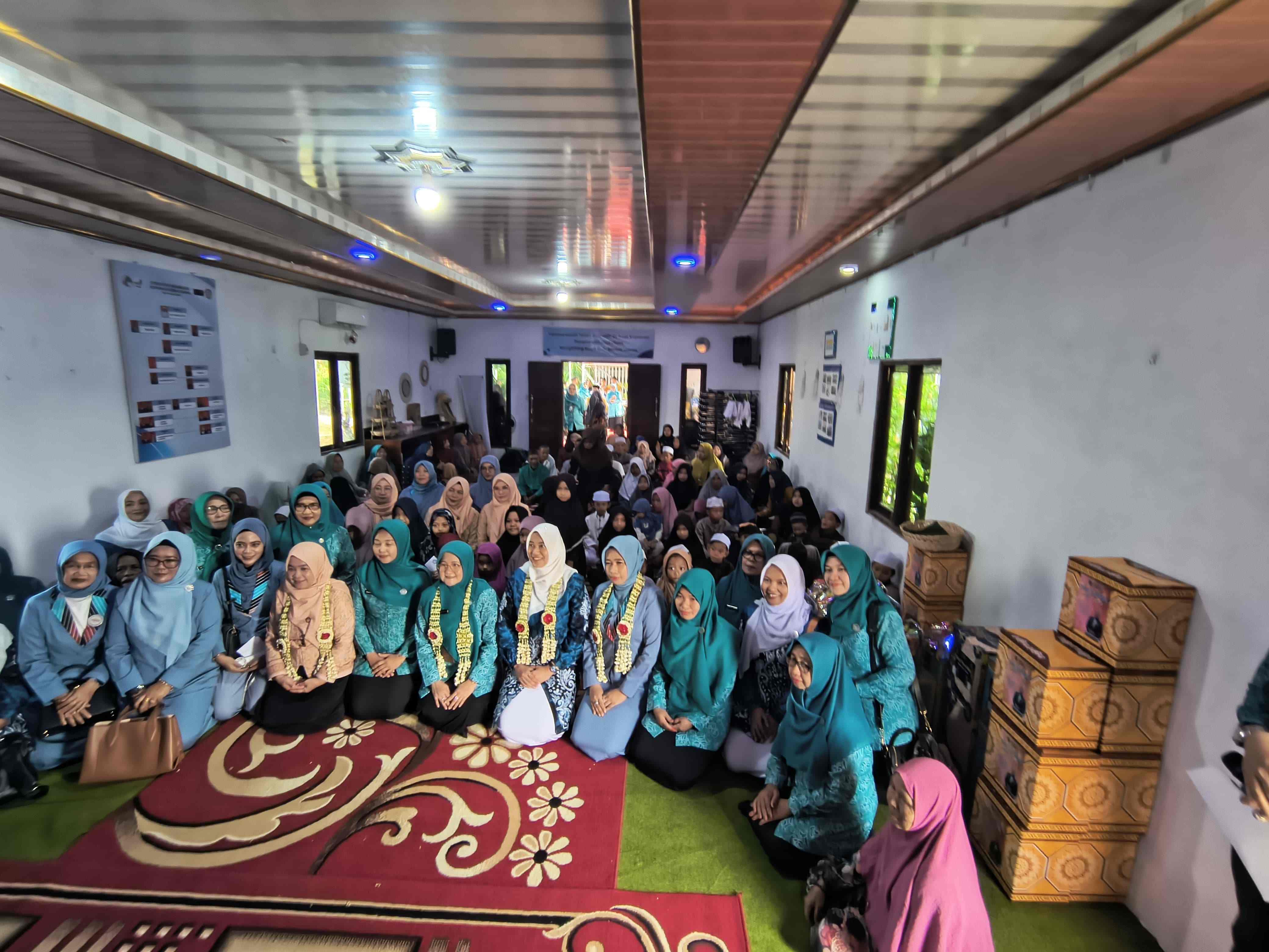 Sinergi Dinsos P3AP2KB dan Organisasi Wanita Tabalong Salurkan Paket Sembako Lansia di 12 Kecamatan