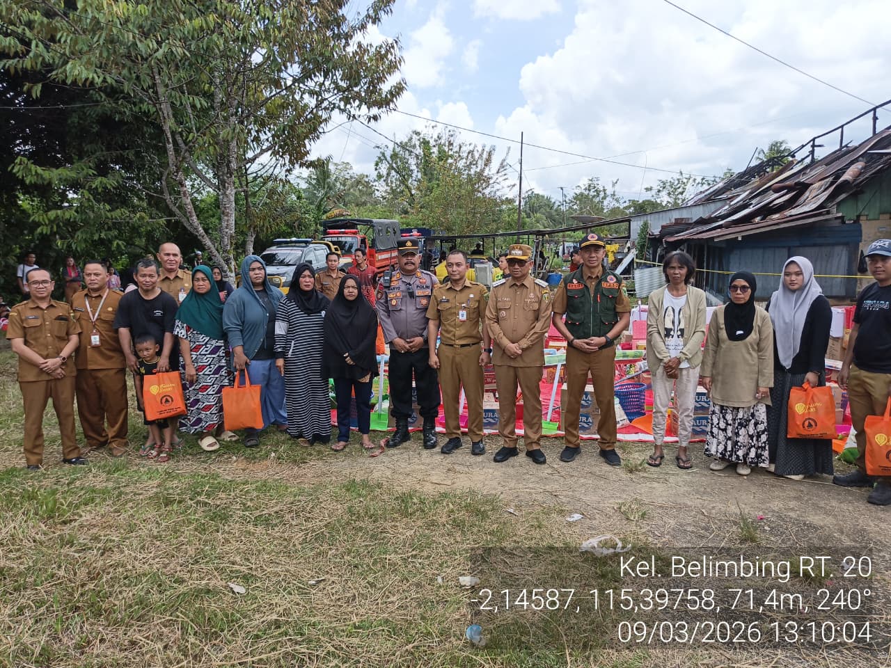 Ringankan Beban Warga, Bupati Tabalong H. Muhammad Noor Rifani Serahkan Bantuan Logistik untuk Korban Kebakaran di Belimbing